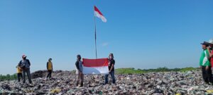 Haru, Merah Putih Berkibar di Puncak Gunung TPA Batu Layang Pontianak