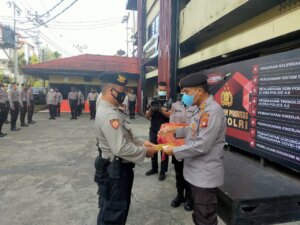 Lebihi Tupoksinya, Personil Dit Samapta Polda Kalbar terima penghargaan Kapolda