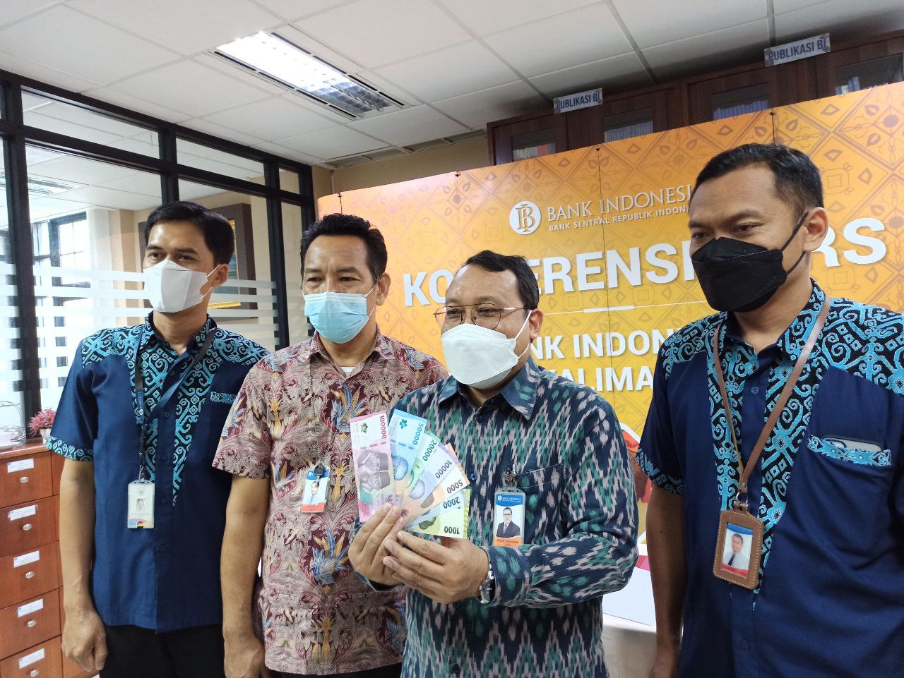 Bank Indonesia baru saja merilis uang Rupiah kertas tahun emisi 2022 pada 17 Agustus 2022. Uang rupiah baru ini sudah berlaku dan siap untuk ditukarkan masyarakat.