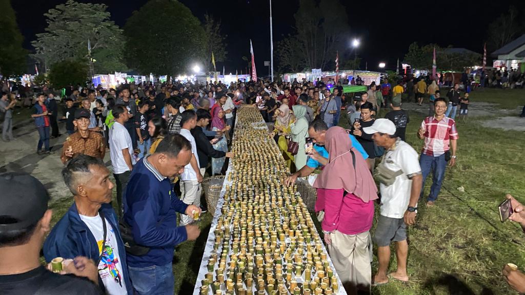 Parade Minum Madu yang dihelat TFCA pada Festival Danau Sentarum