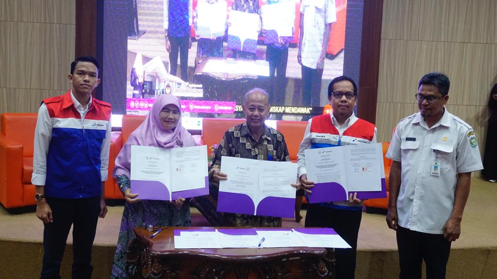 Pihak PT Pertamina dan Fakultas Kehutanan Universitas Tanjungpura usai menandatangani kesepahaman bersama.