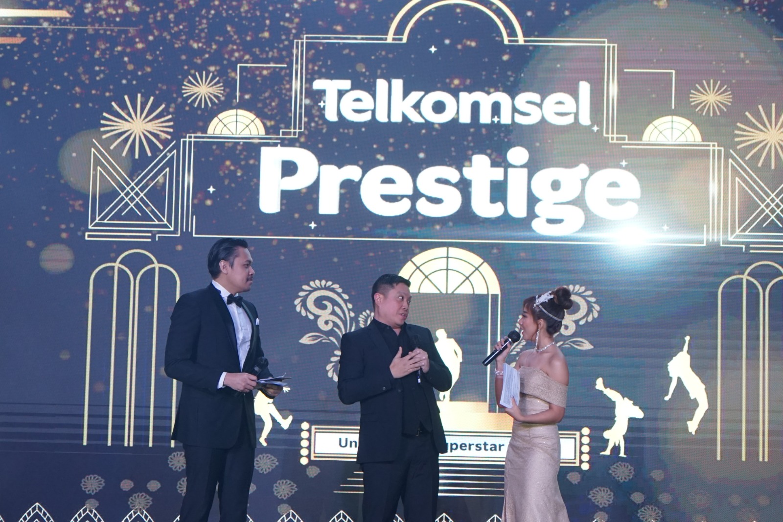 Telkomsel meluncurkan program loyalitas terbaru, yakni ‘Telkomsel Prestige’ yang dirangkaikan dengan acara Customer Gathering di empat kota salah satunya di Makassar pada Jumat (16/6). Acara ini dihadirkan sebagai bentuk apresiasi sejumlah pelanggan di kategori Diamond yang telah dengan setia dan terus percaya menggunakan beragam produk dan unggulan Telkomsel secara konsisten.