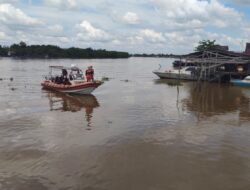 Perahu Pemancing Tenggelam di Hantam Ombak Sungai Kapuas