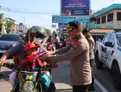 Semarakkan Kemerdekaan RI Ke 78 Kapolres Ketapang Bagikan Bendera Merah Putih