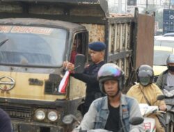 Peringati Kemerdekaan, Brimob Kalbar Bagi-bagi Bendera Merah Putih