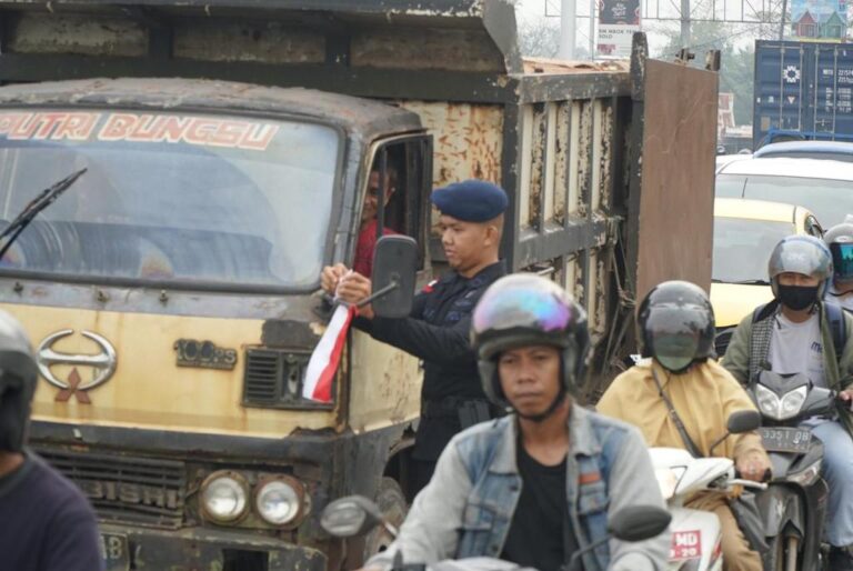 Brimob Kalbar Bagi Bagi Bendera Merah Putih Peringati Kemerdekaan