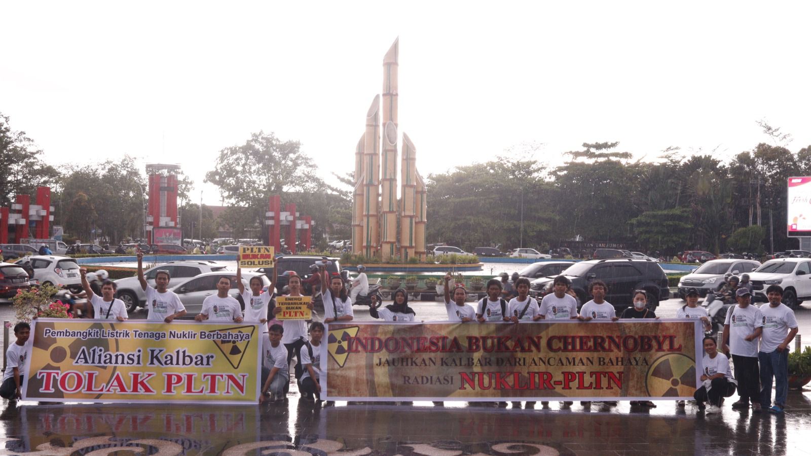 Aksi bertajuk "Indonesia Bukan Chernobyl: Jauhkan Kalbar dari ancaman bahaya radiasi nuklir-PLTN” dilakukan di sekitar Tugu Digulis, Kota Pontianak, Jumat (26/4),