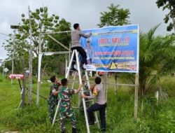 Polisi Pasang Banner Kamseltibcar di Daerah Rawan Kecelakaan Kapuas Hulu