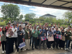 Eco Bhinneka Muhammadiyah Kalbar Bagikan 350 Besek untuk Daging Kurban