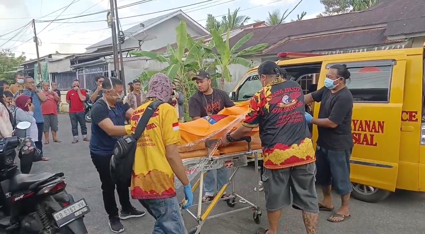 Jasad korban saat dievakuasi menggunakan menggunakan ambulans milik Yayasan Team Pasti. (Foto: Istimewa)
