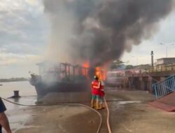 Kapal Sembako Terbakar di Pelabuhan Senghie Pontianak