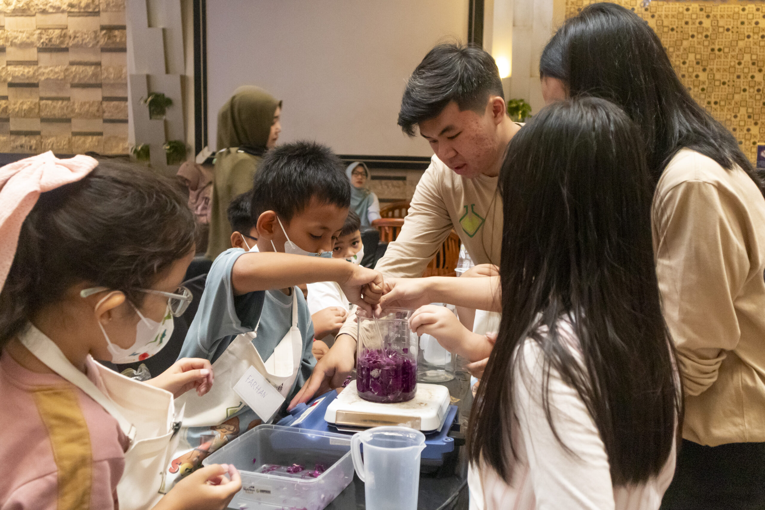 Kegiatan edukatif bertajuk “Fun Chem 2025”