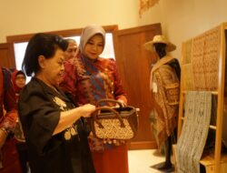 Istri Jaksa Agung Beli Kain Tenun Ketika Kunjungi Dekranasda Kalbar
