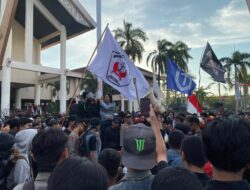 Hari Ketiga Aksi Mahasiswa dan Masyarakat Kalbar, Wakil Rakyat Belum Tampak Hadir