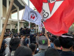 Sejumlah Anak Sekolah Hadir saat Demo di Kantor DPRD Kalbar