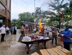 Kejari Pontianak Musnahkan Ribuan Rokok Ilegal dan Narkoba