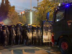 Polisi Bubarkan Demo di DPRD Kalbar dengan Water Canon