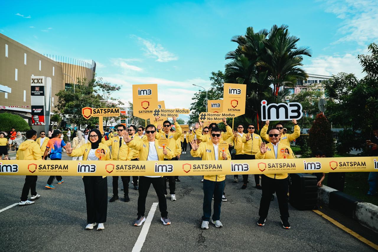 Parade SATSPAM di Jalan Ahmad Yani, Pontianak.