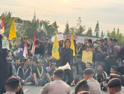 Aliansi Mahasiswa dan Masyarakat Kalbar Geruduk Polda, Tuntut Kapolda dan Kapolresta Dicopot