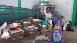 Salah satu petugas TPS 3R di Bank Sampah Palem Asri sedang memilah sampah