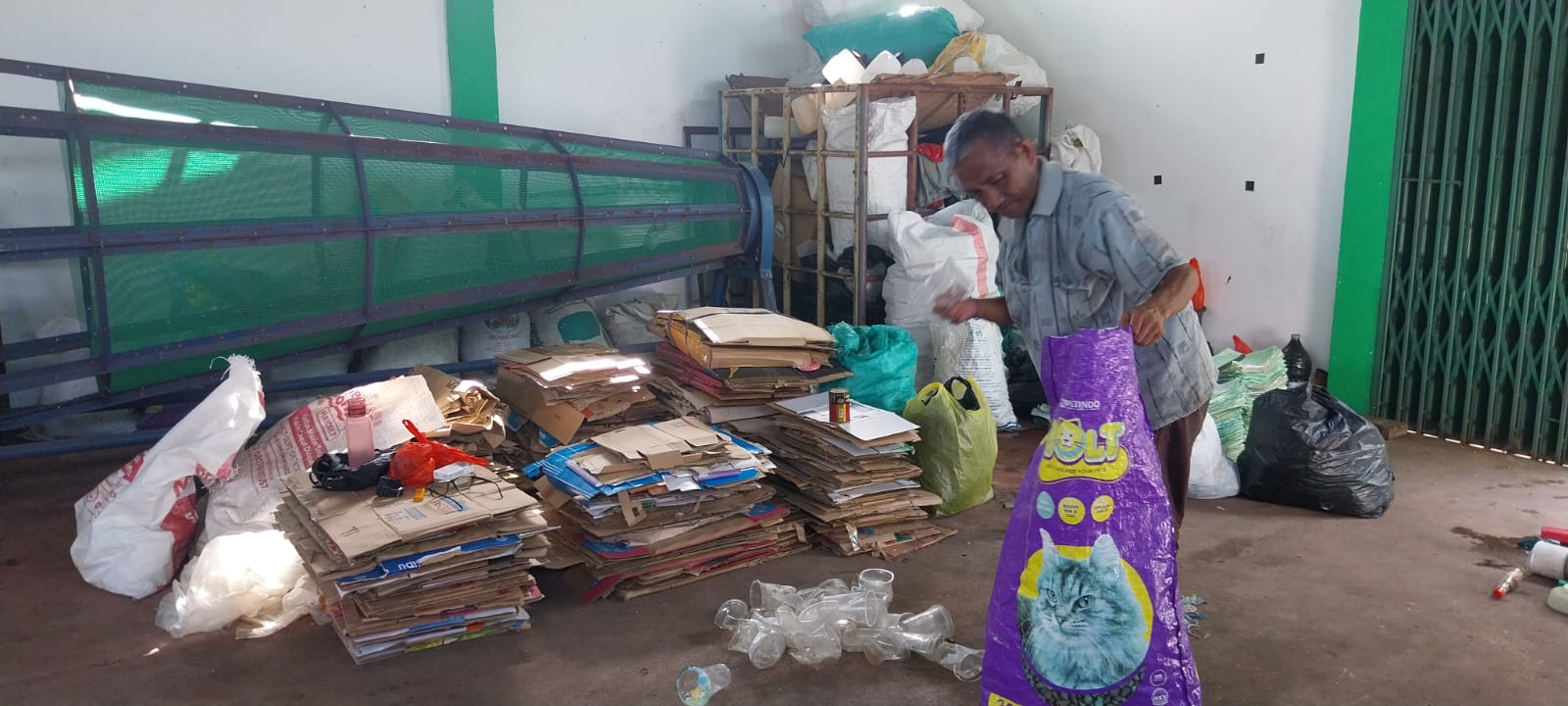Salah satu petugas TPS 3R di Bank Sampah Palem Asri sedang memilah sampah