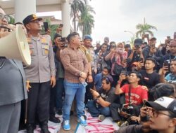 Demo Hari Kelima, Mahasiswa Tabur Korek Kuping di Halaman DPRD Kalbar