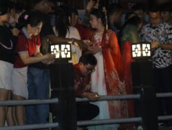 Mooncake Festival Singkawang 2025 Ditutup Pelepasan Pelita di Sungai