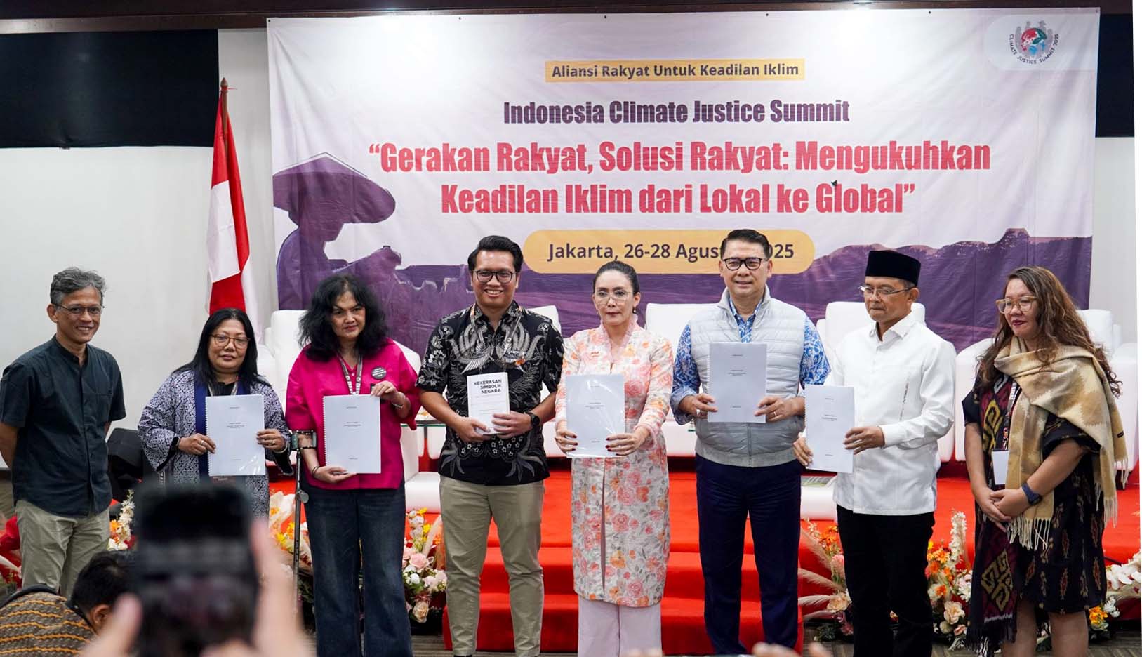 Dokumentasi Temu Rakyat untuk Keadilan Iklim atau Indonesia Climate Justice Summit 2025 (Jakarta, 26-28 Agustus 2025) yang diselenggarakan Aliansi Rakyat untuk Keadilan Iklim/Aruki, serta penyerahan secara simbolis naskah akademik RUU Keadilan Iklim ke Perwakilan DPR-RI pada gelaran tersebut.