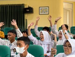 Indosat dan Forum Jurnalis Ekonomi Khatulistiwa Latih Siswa Berpikir Kritis di Era AI