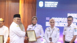 Foto: Inovator SPIRIT, Endang Sosilawati menerima Sertifikat Hak Cipta Inovasi yang diserahkan oleh Sekretaris Daerah, Yusran Anizam dalam kegiatan Diseminasi Inovasi dan Kekayaan Intelektual