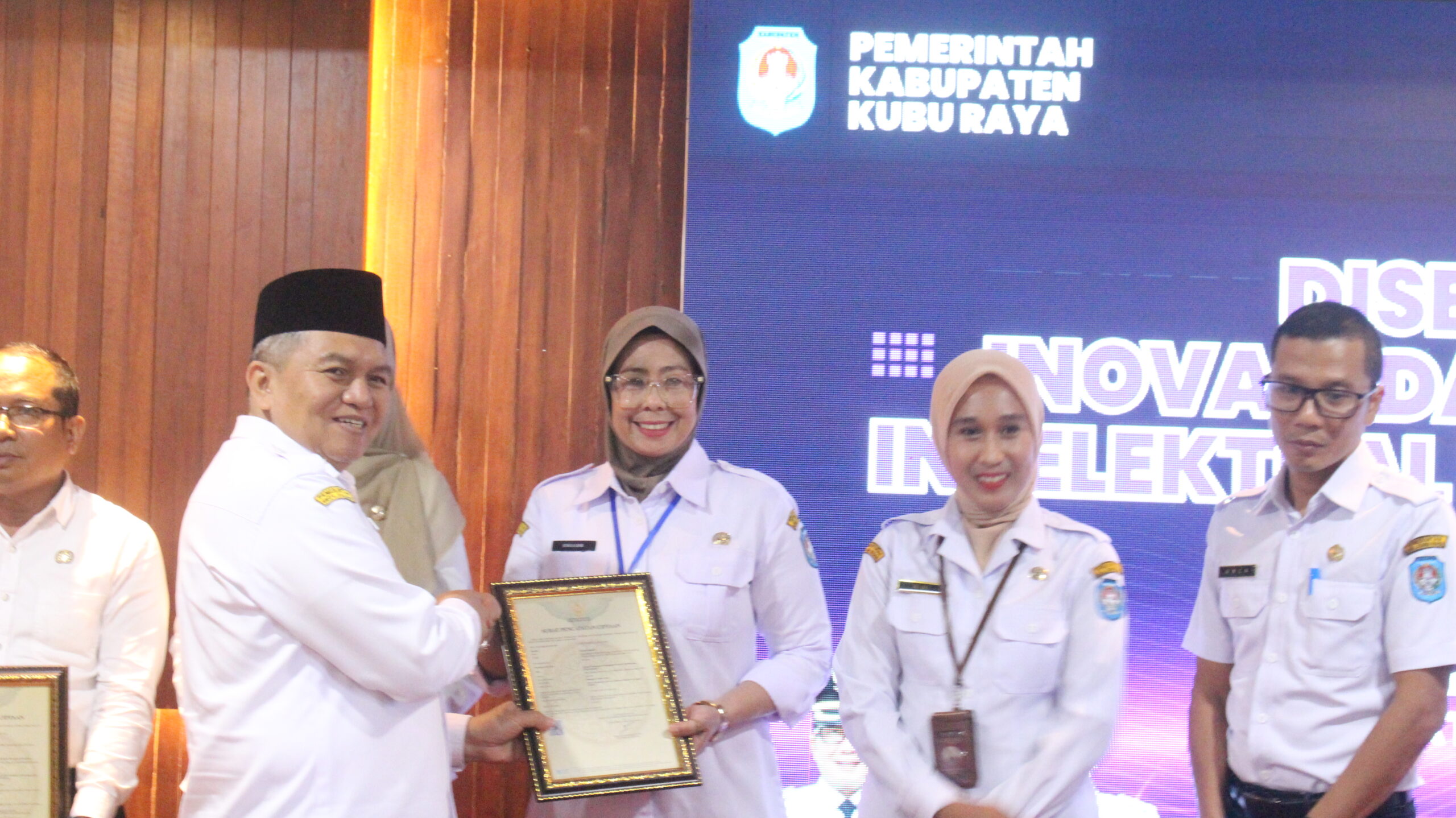 Foto: Inovator SPIRIT, Endang Sosilawati menerima Sertifikat Hak Cipta Inovasi yang diserahkan oleh Sekretaris Daerah, Yusran Anizam dalam kegiatan Diseminasi Inovasi dan Kekayaan Intelektual