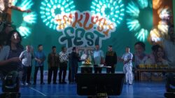 Dante Riqmalia, Ketua Komisi Nasional Disabilitas RI saat menyerahkan piala dan hadiah kepada para pemenang lomba paralympic di GOR Paralympic NPCI Kalbar