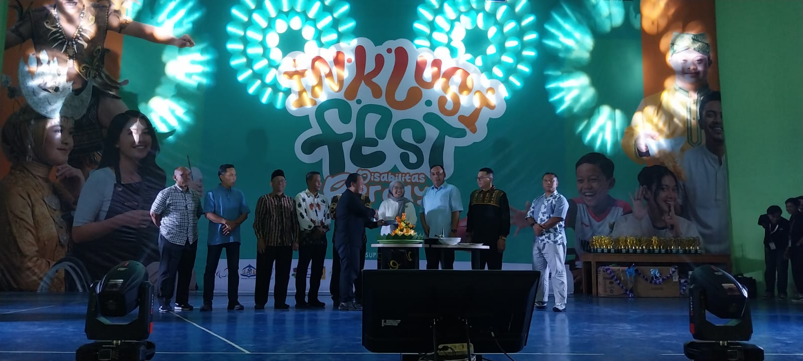 Dante Riqmalia, Ketua Komisi Nasional Disabilitas RI saat menyerahkan piala dan hadiah kepada para pemenang lomba paralympic di GOR Paralympic NPCI Kalbar