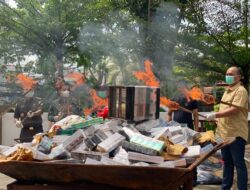 Kejari Musnahkan 205 Ribu Batang Rokok Ilegal