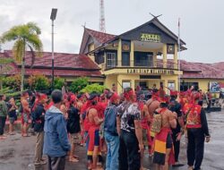 Solidaritas Masyarakat Sipil Demo Kriminalisasi Ketua Adat Lelayang di Polda Kalbar