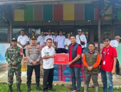Telkomsel Bantu Warga Korban Banjir di Sanggau-Sekadau
