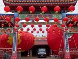 Jelang Imlek, Vihara Sungai Kakap Pasang Dua Lampion Raksasa