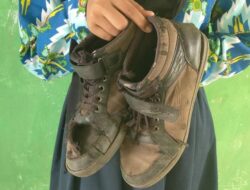 Siswa Kayong Utara Tukar 80 Sepatu Rusak