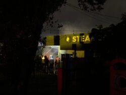 Api Hanguskan Toko Bangunan di Jalan Alianyang Pontianak