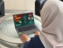 Telkomsel Ajak Warga Pontianak Lari Sambil Lakukan Aksi Plogging dan Tanam Pohon