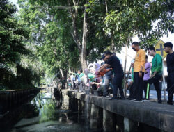 DLH Pontianak Sebar Eco Enzym ke Parit Untuk Atasi Bau dan Air Menghitam