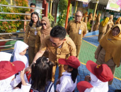 Hari Pertama Sekolah, Ayah Ramai Antar Anak ke Kelas di Pontianak