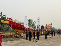 Mengantar Arwah ke Alam Baka Lewat Ritual Bakar Kapal